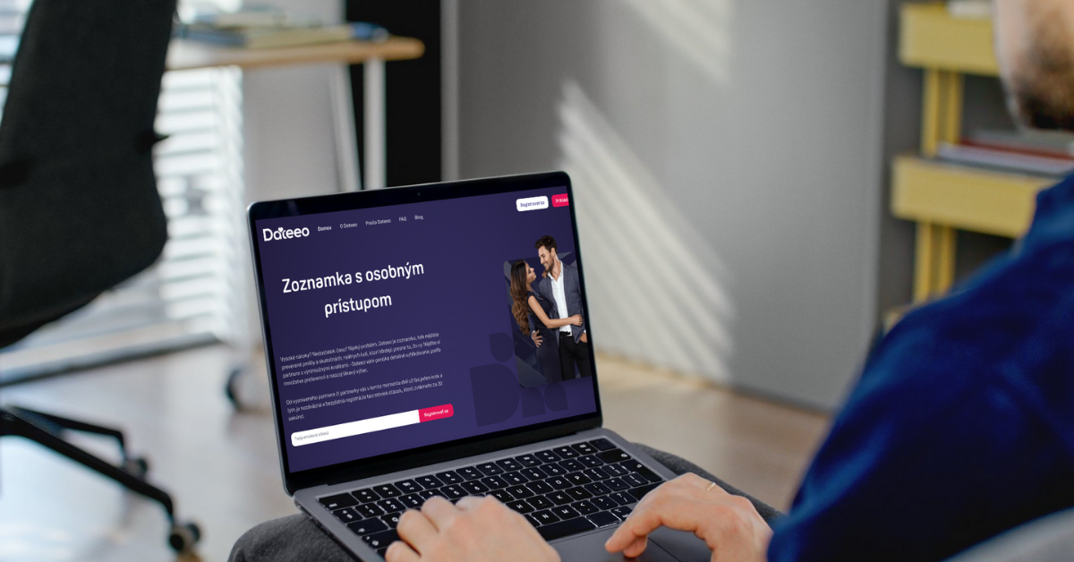 Notebook so zobrazenou úvodnou stránkou Dateeo zoznamky ako brána do sveta autentických spojení a vzťahov.
